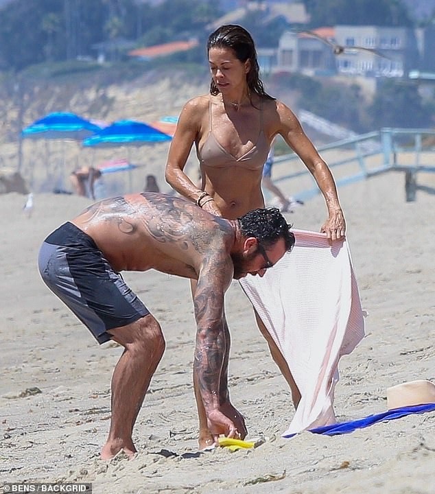Cựu siêu mẫu Playboy khoe dáng nuột tuổi U50, hôn đắm đuối trai lạ trên bãi biển - ảnh 4