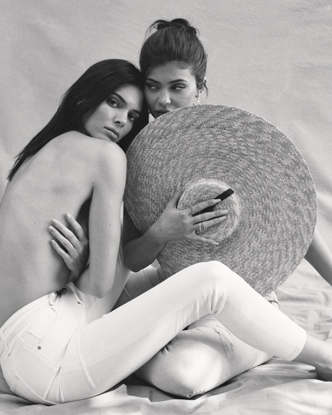 Kendall Jenner tiếp tục gây ‘bão’ với ảnh ngực trần táo bạo - ảnh 2