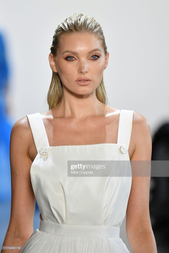 'Thiên thần nội y' Elsa Hosk 'thả rông' vòng 1 trong show Nguyễn Công Trí - ảnh 3