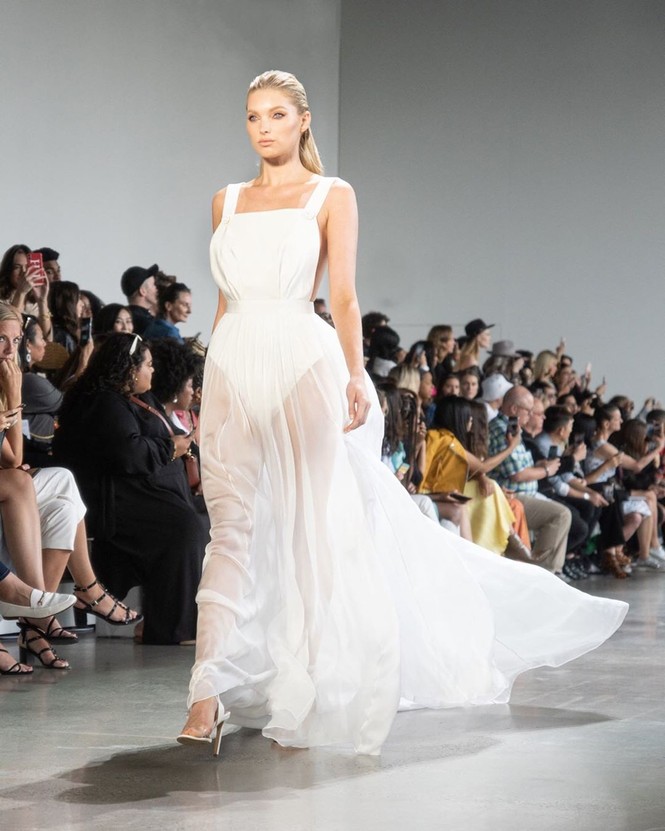 'Thiên thần nội y' Elsa Hosk 'thả rông' vòng 1 trong show Nguyễn Công Trí - ảnh 2