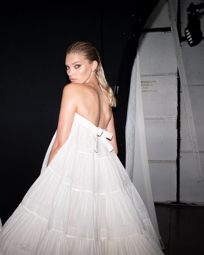 'Thiên thần nội y' Elsa Hosk 'thả rông' vòng 1 trong show Nguyễn Công Trí - ảnh 9