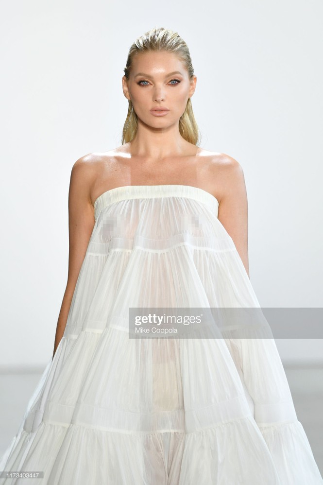 'Thiên thần nội y' Elsa Hosk 'thả rông' vòng 1 trong show Nguyễn Công Trí - ảnh 5