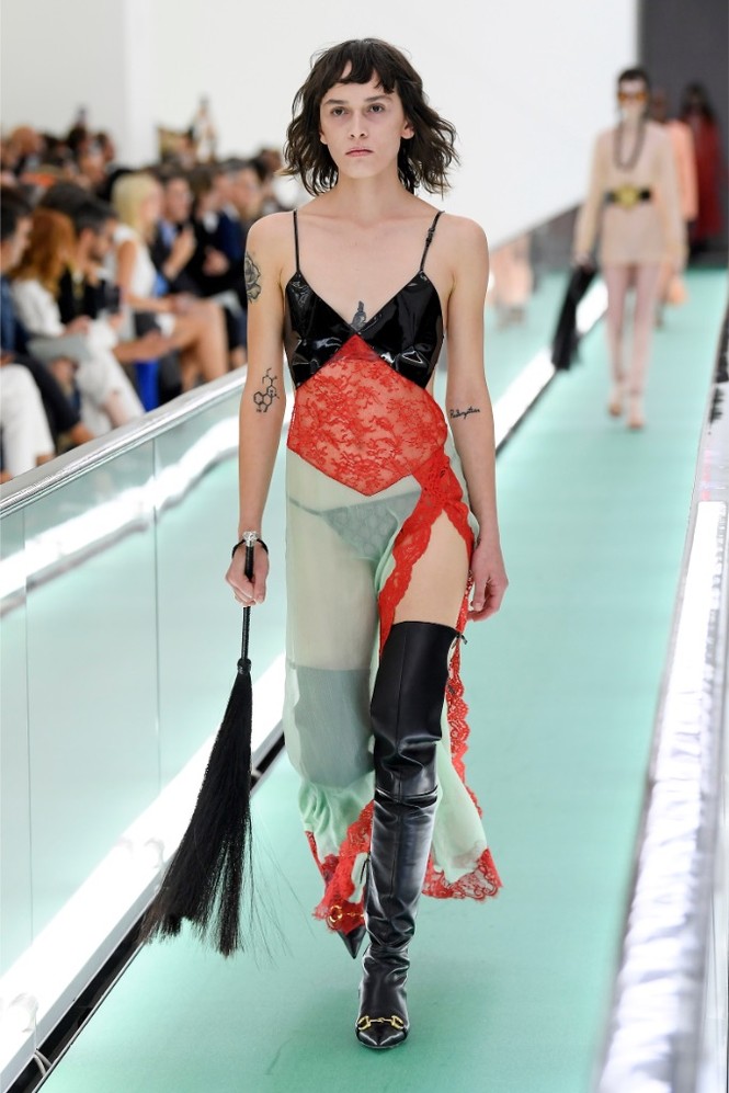‘Đỏ mặt’ với loạt người mẫu để ngực trần trong show Gucci tại Milan - ảnh 12