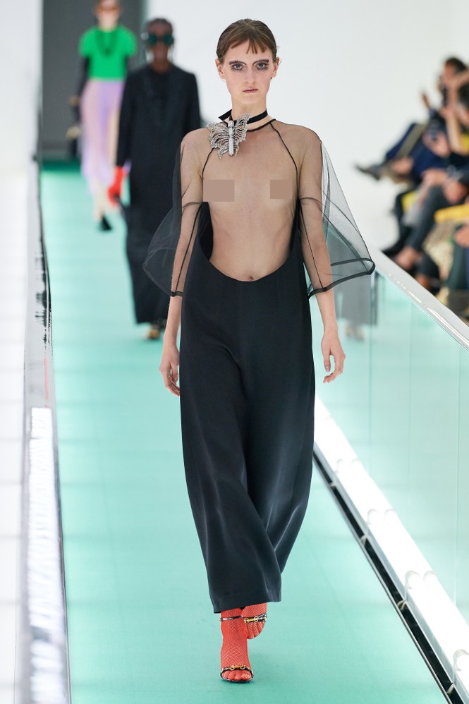 ‘Đỏ mặt’ với loạt người mẫu để ngực trần trong show Gucci tại Milan - ảnh 1