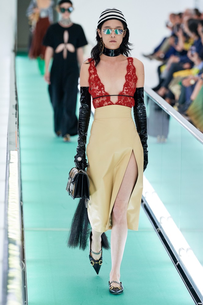 ‘Đỏ mặt’ với loạt người mẫu để ngực trần trong show Gucci tại Milan - ảnh 2