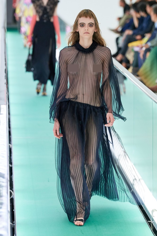 ‘Đỏ mặt’ với loạt người mẫu để ngực trần trong show Gucci tại Milan - ảnh 3