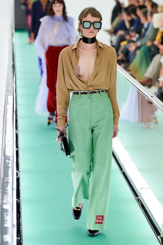 ‘Đỏ mặt’ với loạt người mẫu để ngực trần trong show Gucci tại Milan - ảnh 4