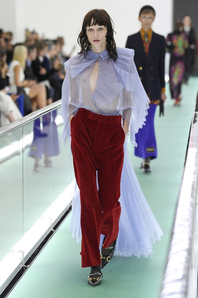 ‘Đỏ mặt’ với loạt người mẫu để ngực trần trong show Gucci tại Milan - ảnh 5