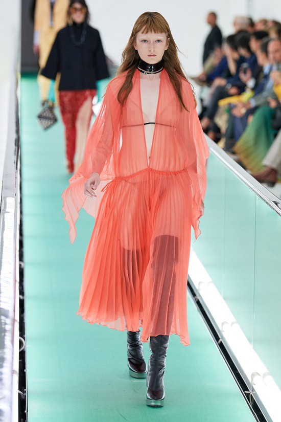 ‘Đỏ mặt’ với loạt người mẫu để ngực trần trong show Gucci tại Milan - ảnh 6