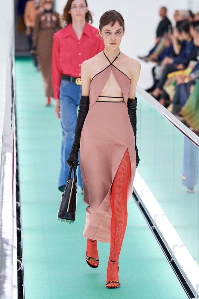‘Đỏ mặt’ với loạt người mẫu để ngực trần trong show Gucci tại Milan - ảnh 7