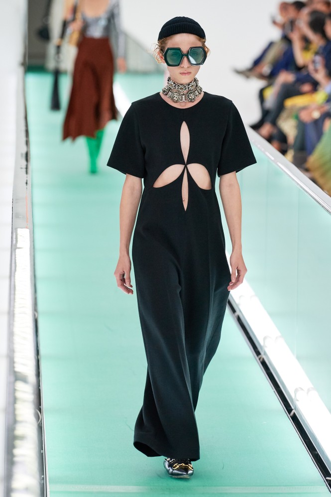 ‘Đỏ mặt’ với loạt người mẫu để ngực trần trong show Gucci tại Milan - ảnh 11