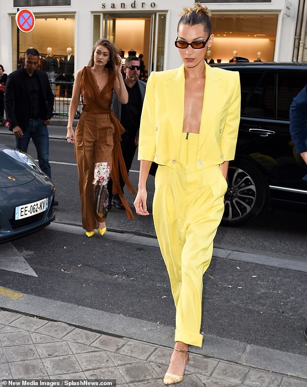 Bella Hadid phanh áo ‘thả rông’ vòng một, đọ dáng với chị gái ở Paris - ảnh 3