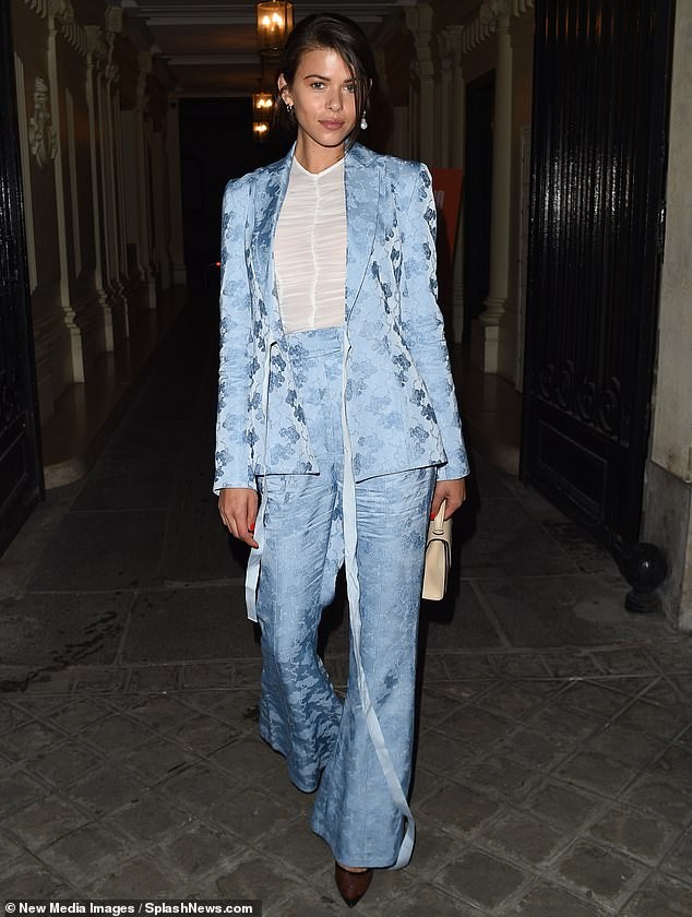 Bella Hadid phanh áo ‘thả rông’ vòng một, đọ dáng với chị gái ở Paris - ảnh 8