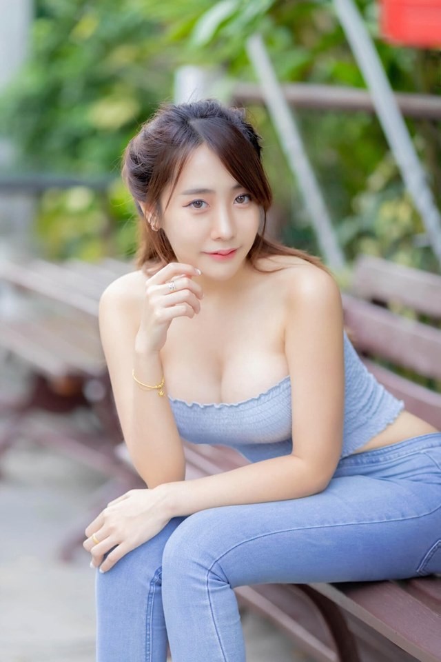 Đường cong 'bỏng mắt' của ‘nữ hoàng nội y’ Thái Lan - ảnh 1