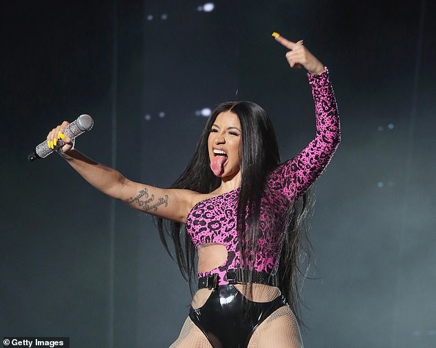 Cardi B phô body ‘xôi thịt’ hậu thẩm mỹ, kể chuyện bị fan ném áo ngực - ảnh 5
