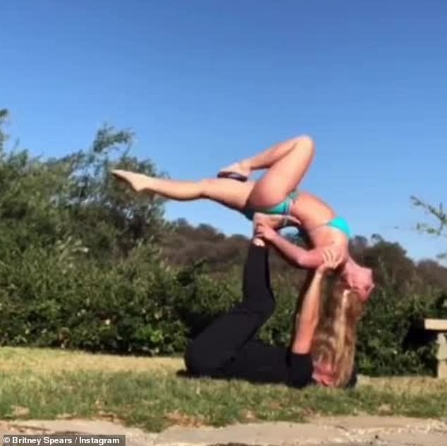 Britney Spears mặc bikini tập các thế yoga 'khó đỡ' - ảnh 1