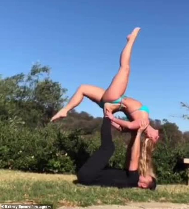 Britney Spears mặc bikini tập các thế yoga 'khó đỡ' - ảnh 2
