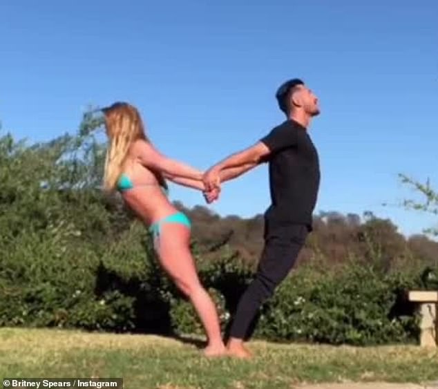 Britney Spears mặc bikini tập các thế yoga 'khó đỡ' - ảnh 6