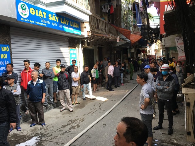 Xe chở gas phát nổ cháy dữ dội lan sang nhà giữa phố Bùi Ngọc Dương - ảnh 2