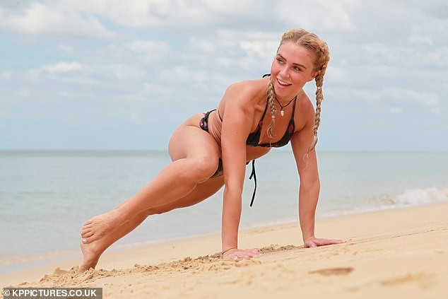 Sao truyền hình Anh Gabby Allen diện bikini bé xíu, tập cơ trên bãi biển - ảnh 5