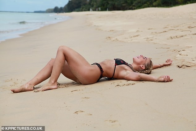 Sao truyền hình Anh Gabby Allen diện bikini bé xíu, tập cơ trên bãi biển - ảnh 8