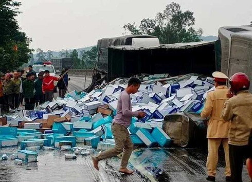 Bản tin 8H: 'Hổ vồ' va chạm xe máy ở Hà Nội, hai nữ giáo viên thương vong - ảnh 1
