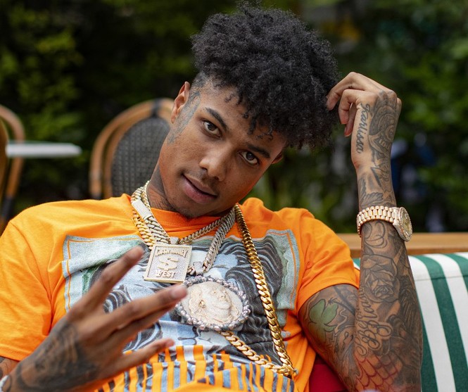 Rapper rải ‘mưa tiền’ cho người vô gia cư thay quà Giáng sinh gây tranh cãi - ảnh 1