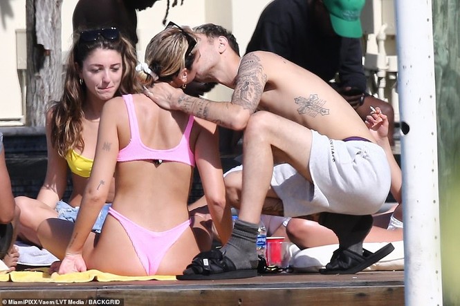 Dua Lipa khoe vóc dáng đáng kinh ngạc với bikini hồng, hôn đắm đuối trai trẻ - ảnh 2