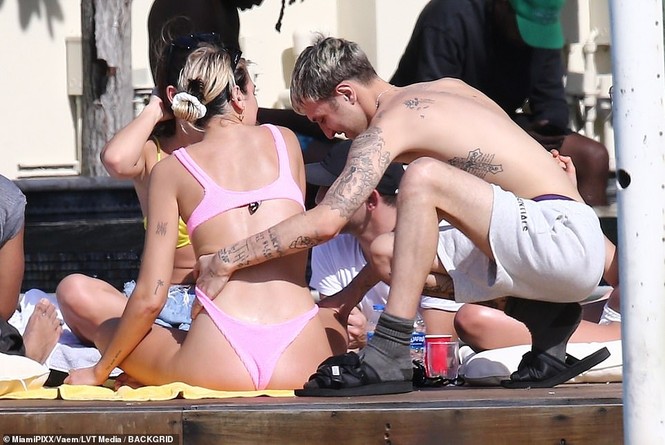 Dua Lipa khoe vóc dáng đáng kinh ngạc với bikini hồng, hôn đắm đuối trai trẻ - ảnh 6