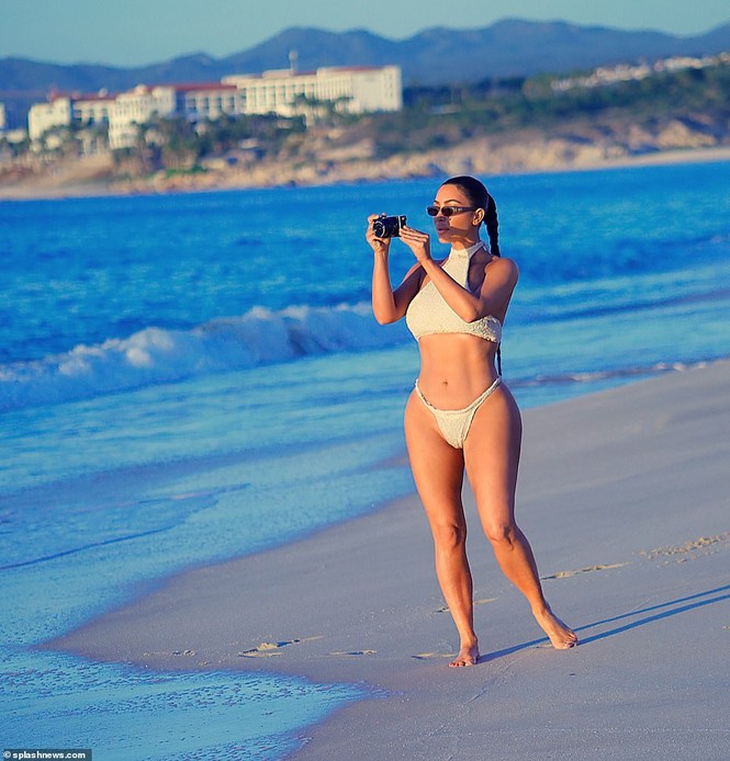 Kim Kardashian khoe ‘siêu vòng ba’ với bikini hai mảnh, lộ vùng nhạy cảm - ảnh 1
