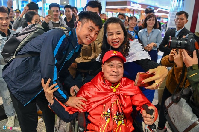 U23 Việt Nam được người hâm mộ chào đón sau thất bại - ảnh 1