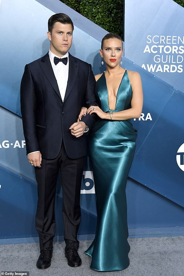 Scarlett Johansson diện đầm ‘xẻ ngực, hở lưng’ khoe hình xăm - ảnh 1