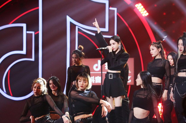 Angela Baby hết ‘trễ nải’ vòng một lại khoe eo bé xíu ngày đầu năm mới - ảnh 1