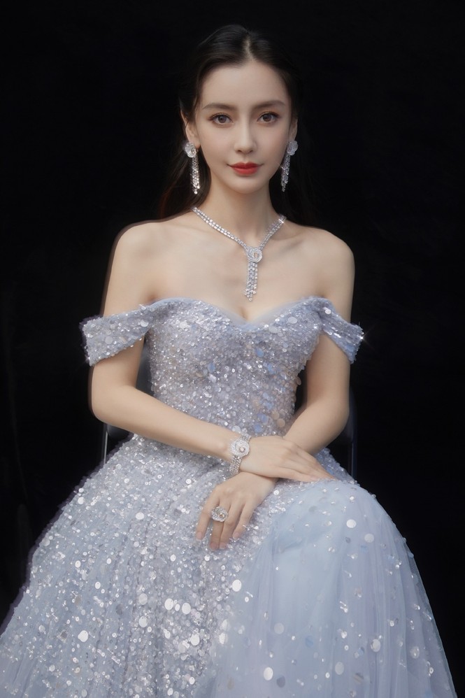 Angela Baby hết ‘trễ nải’ vòng một lại khoe eo bé xíu ngày đầu năm mới - ảnh 7