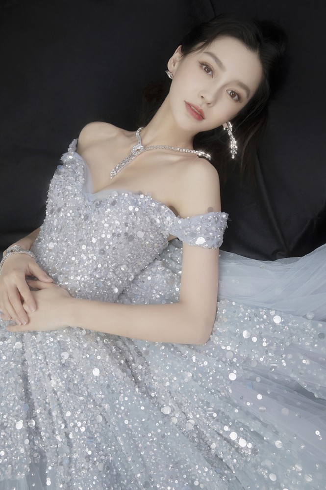 Angela Baby hết ‘trễ nải’ vòng một lại khoe eo bé xíu ngày đầu năm mới - ảnh 9