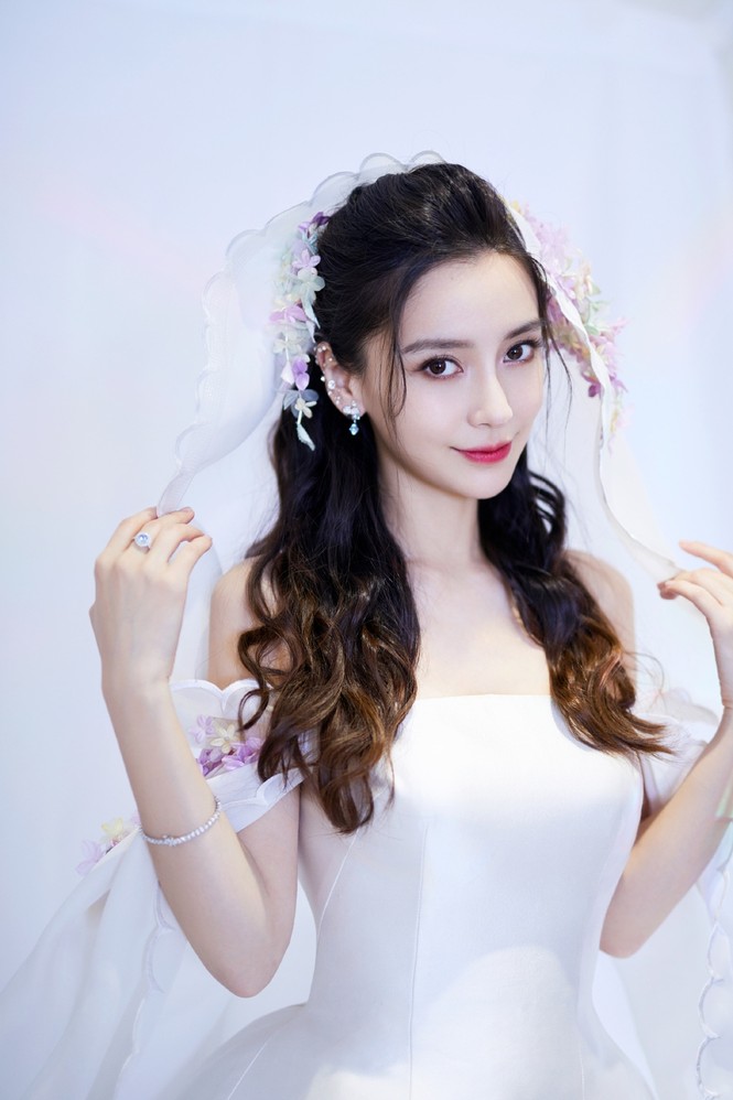 Angela Baby hết ‘trễ nải’ vòng một lại khoe eo bé xíu ngày đầu năm mới - ảnh 10