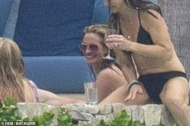 ‘Người đàn bà đẹp’ Julia Roberts tự tin diện bikini khoe dáng nuột tuổi U60 - ảnh 1