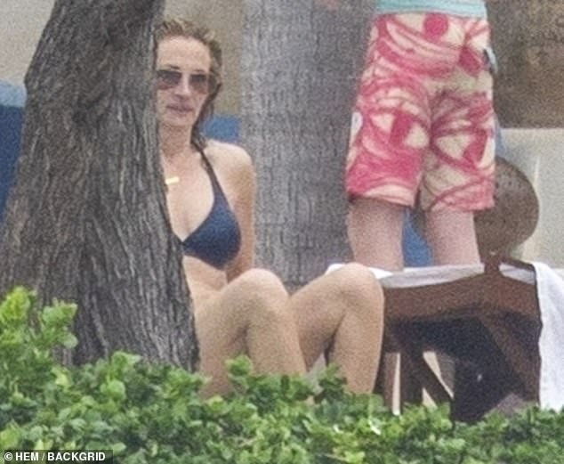 ‘Người đàn bà đẹp’ Julia Roberts tự tin diện bikini khoe dáng nuột tuổi U60 - ảnh 3