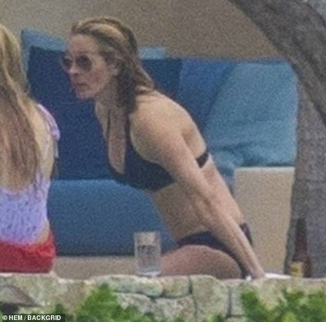 ‘Người đàn bà đẹp’ Julia Roberts tự tin diện bikini khoe dáng nuột tuổi U60 - ảnh 4