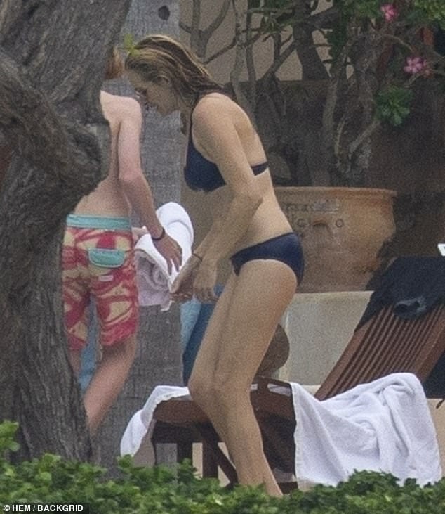 ‘Người đàn bà đẹp’ Julia Roberts tự tin diện bikini khoe dáng nuột tuổi U60 - ảnh 8