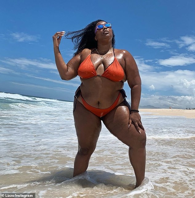 Nàng béo Lizzo tự tin diện bikini hai mảnh, khoe hình thể ngoại cỡ - ảnh 1