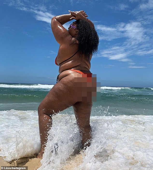 Nàng béo Lizzo tự tin diện bikini hai mảnh, khoe hình thể ngoại cỡ - ảnh 2