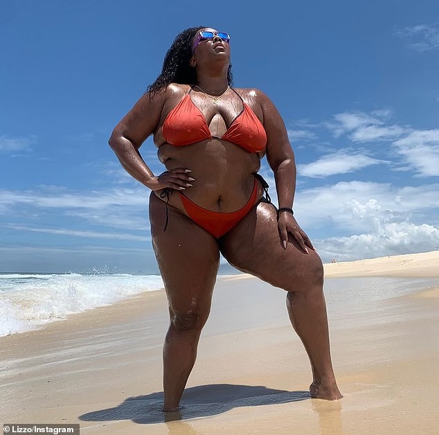 Nàng béo Lizzo tự tin diện bikini hai mảnh, khoe hình thể ngoại cỡ - ảnh 3