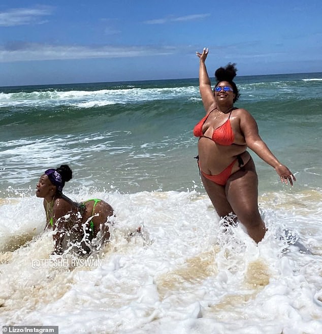 Nàng béo Lizzo tự tin diện bikini hai mảnh, khoe hình thể ngoại cỡ - ảnh 4