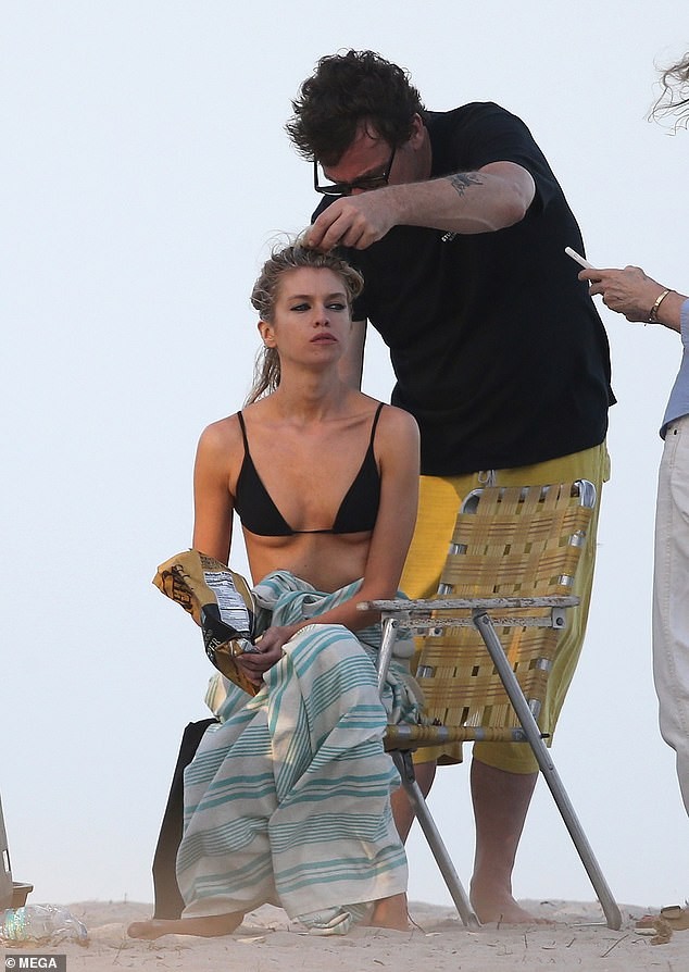 Thả dáng với bikini bé xíu, Stella Maxwell khiến fans lo lắng vì gầy ‘trơ xương’ - ảnh 5