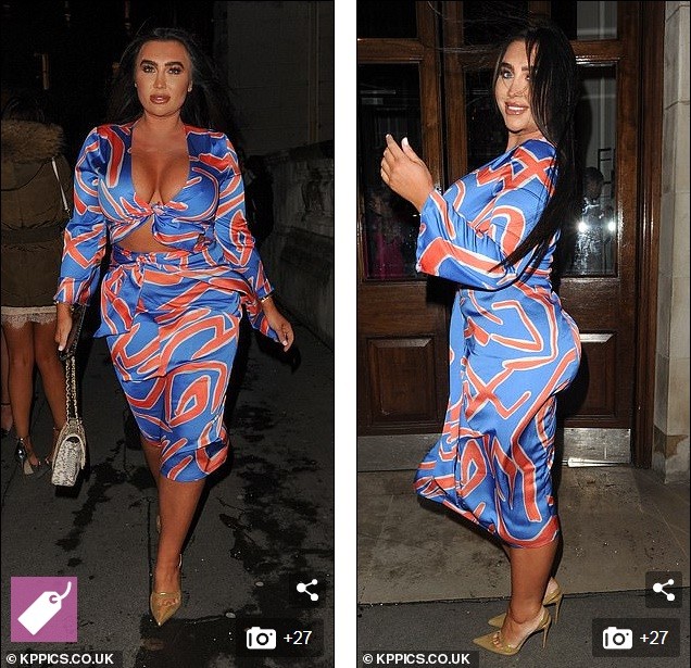 Diện mốt ‘không nội y’, Lauren Goodger suýt hớ hênh vì trời gió bão - ảnh 2