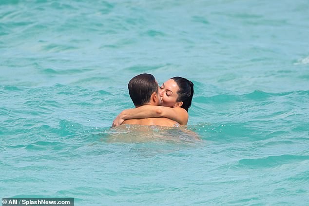 Chồng cũ cựu mẫu Playboy Brooke Burke hôn đắm đuối gái lạ ‘bốc lửa’ trên biển - ảnh 2