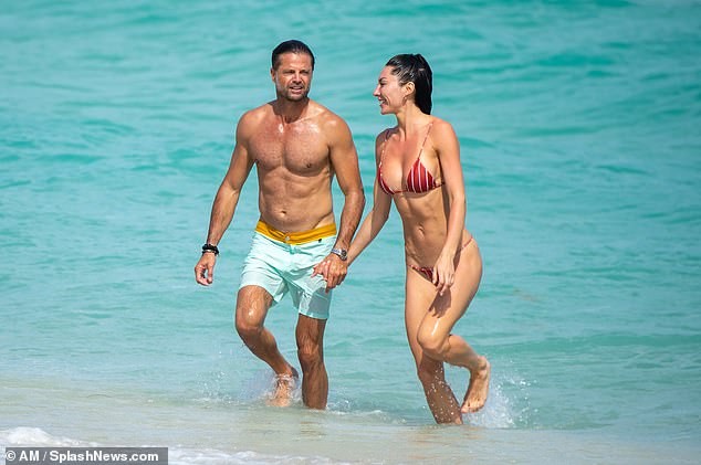 Chồng cũ cựu mẫu Playboy Brooke Burke hôn đắm đuối gái lạ ‘bốc lửa’ trên biển - ảnh 4