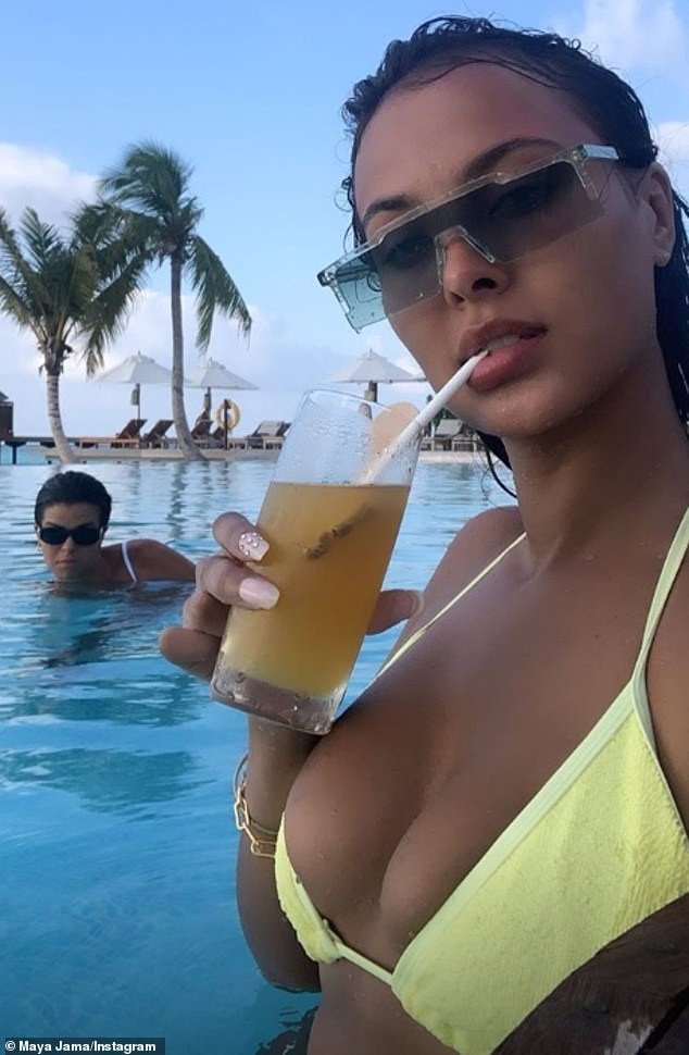Nữ MC Anh Maya Jama khoe đường cong ‘bốc lửa’ với loạt bikini bé xíu - ảnh 4