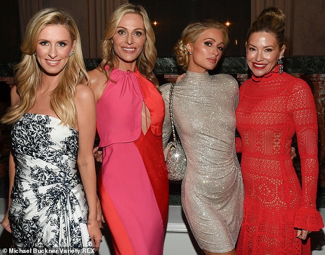 Mặc váy kín bưng, Paris Hilton vẫn khiến fans ‘đỏ mặt’ vì không nội y - ảnh 8